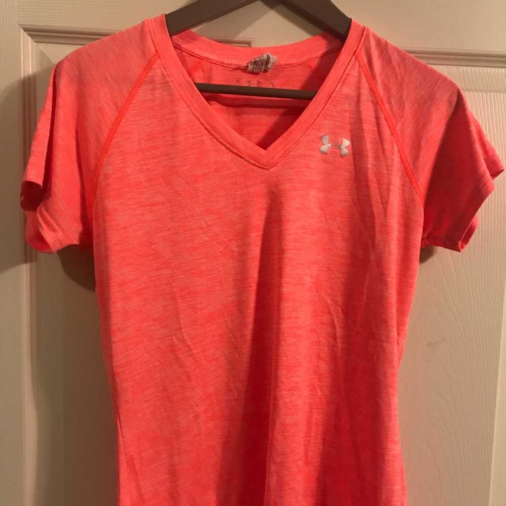 Orange women’s Under Armour heatgear v neck. SzS
